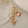 Dettaglio di orecchini a cerchio dorati con pendenti in ambra quadrati e piccoli zirconi - Oro / Ambra (44523)