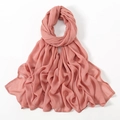 Detalle de la bufanda de modal rosa salmón transpirable con elegante textura de pliegues naturales - Rosa Empolvado