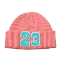 Detalle de gorro de punto rosa con parche de chenilla azul número 23 y textura suave - Sombrero Rosa - Letras Azules