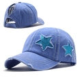 Détail d'une casquette queue de cheval bleu clair avec patch étoile et bords effilochés - Bleu Ciel