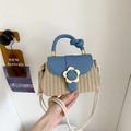 Bolso de paja tejida azul y beige con cierre de flor dorada y asa de nudo elegante - Azul