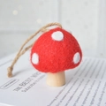 Ornement champignon en laine feutrée rouge et blanc avec base en bois et ficelle - Grand Champignon / Rouge