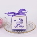 Lila-weiße quadratische Babyparty-Bonbonschachtel mit hohlem Kinderwagen und Schleife - 6*6*6cm / Kinderwagen-Box / Lila