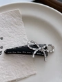 Pinza de pelo triangular en cuero negro con lazo de diamantes y costuras blancas finas - Clip de pico de pato - Pieza única / Negro