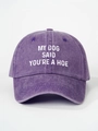 Dettaglio del cappellino da baseball viola lavato vintage con stampa bianca - Viola scuro