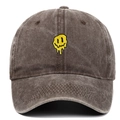 Détail de la broderie smiley jaune sur une casquette de baseball en coton marron délavé - Café