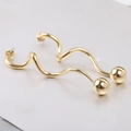 Pendientes en espiral bañados en oro de 18K con perla redonda de 10mm diseño minimalista - Dorado
