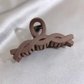 Eleganter mattbrauner Haarklammer mit gedrehtem Design auf silbernem Seidenhintergrund - Dunkelkaffee - ca. 11cm