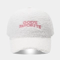 Détail de la broderie God's Favorite sur casquette en polaire teddy crème - Blanc