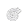 Gros plan sur un pendentif nautile argenté rétro avec une texture spirale détaillée - VD1588 Conque-Or Blanc