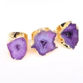 Makroansicht lila Druzy-Achat-Ringe mit gehämmerter goldbeschichteter Messing-Textur - Lila