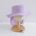 Dettaglio cappello sole viola per bambini con ricamo gelato e protezione per il collo - Taglia 50 (1-3 Anni) / Gelato