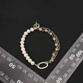 Bracelet élégant en perles naturelles avec chaîne dorée asymétrique et perles améthyste - Bracelet ovale asymétrique