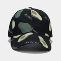 Dettaglio del motivo avocado stampato sul tessuto di tela nera di un cappello da baseball - Stile Avocado Nero