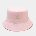 Détail du chapeau bob en coton rose avec lettre R brodée et bord surpiqué - M (56-58cm) / Rose