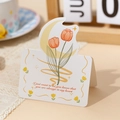 Biglietto d'auguri romantico con tulipani e messaggio affettuoso su tavolo di pizzo - Voglio solo che tu sappia che sei sempre nel mio cuore
