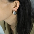 Orecchini a fagiolo in argento lucido con design a semicerchio spesso per un look minimale - Color Acciaio