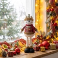 Poupée de chat de Noël en peluche avec écharpe à carreaux sur un rebord de fenêtre douillet - Chat Télescopique (ML-Q777)