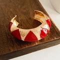 Detalle de brazalete vintage dorado en forma de C con esmalte rojo y grabado fino - Dorado-Rojo-Ancho