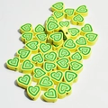 Makrofoto von 10 mm gelb-grünen Herzperlen aus Fimo für DIY-Schmuckherstellung - Gelb Grüne Steigerung