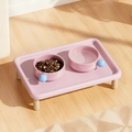 Roze dubbele keramische voerbakken met blauwe kralenhandgrepen op houten verhoging - 2 roze kommen + roze dienblad met houten poten