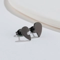 Détail macro de boucles d'oreilles puzzle en forme de cœur noir en acier inoxydable - Cœur Puzzle (Noir)