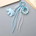 Dettaglio del ciondolo per telefono con perline sirena blu e pendente a forma di elefante - Blu