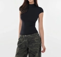 Nahaufnahme des schwarzen eng anliegenden T-Shirts mit halbem Stehkragen und Stretch - XS / Schwarz