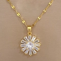 Dettaglio della collana con ciondolo a girasole placcata in oro e zirconi scintillanti - Catena in Acciaio al Titanio + Ciondolo in Rame / Collana Girasole (D333)