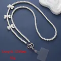 Cordon de téléphone en perles blanches avec nœuds décoratifs sur fond bleu foncé - K636 Trois Nœuds Cordon