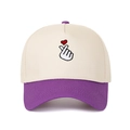 Detailed embroidery of a red finger heart on a beige and purple five-panel baseball cap - Beige/Purple