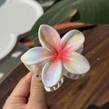 Irisierende weiße Frangipani-Haarklammer mit Perlglanz-Effekt für hohe Pferdeschwänze - Irisierender Roter Kern