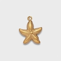 Gouden zeester hanger met getextureerde metallic afwerking op een parelketting - Zeester