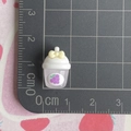 Miniatuur hars sapflesje met gele strik en paars druivenpatroon, hoogte 1,5 cm - Transparante paarse druivensapfles