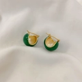 Détail des boucles d'oreilles demi-sphère en émail vert forêt avec finition dorée - Boucles d'Oreilles Boules Émail Rétro - Vert