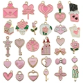 Mix di ciondoli rosa di San Valentino con cuori e chiavi per la creazione di gioielli - 30 Pezzi Misti Smalto Rosa San Valentino