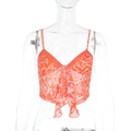 Detail eines Rüschen-Crop-Tops mit orangefarbenem abstraktem Print und Schnürdesign - XS / Orange