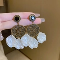 Pendientes vintage estilo palacio con filigrana dorada y pétalos de nácar en mano - Estilo de Pétalos de Disco de Oro Negro Vintage (HE15134-8)