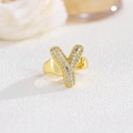 Macro di anello placcato oro 18k a forma di lettera Y con pavé di zirconi luminosi - Lettera Y