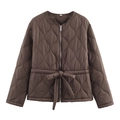 Détail d'une veste matelassée marron foncé avec taille ajustable et fermeture à glissière - S / café