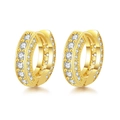 Dettaglio degli orecchini a cerchio dorati con tre file di zirconi bianchi micro-pavé - Cerchio Incassatura a Pavé / Oro