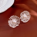 Dettaglio di orecchino a fiore in argento con perla su seta marrone e ceramica bianca - Argento (Ago in Argento S925)