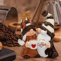 Nahaufnahme der Harz-Kaffee-Gnome mit Herzmustern und Details an der Kaffeebohnenmütze - Dunkler Kaffee-Zwerg