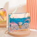 Schicke holografische Handtasche mit Goldkette und bunter geometrischer Innentasche - Silber