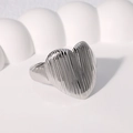Anello a cuore d'argento minimalista con trama a costine su sfondo artistico bianco - Color Acciaio
