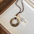 Détail du pendentif étoile et perles de bois sur cordon brun sur plateau en lin beige - 6# Marron Rond