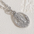 Dettaglio del ciondolo della Vergine Maria in argento con zirconi micro-pave brillanti - Vergine Maria Ovale / Argento