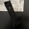 Détail de chaussettes hautes en coton noir avec broderie délicate de nœuds blancs - Noir