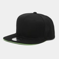 Détail de la casquette snapback noire avec bordure vert fluo et autocollant sport cap - Noir avec bordure verte
