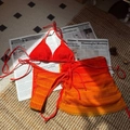 Gros plan sur le tissu texturé à vagues dégradé orange d'un ensemble bikini 3 pièces - S / Rouge Orangé